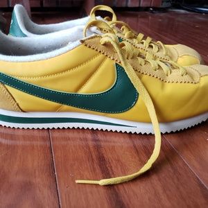 Nike Cortez 2017 gold sneaker